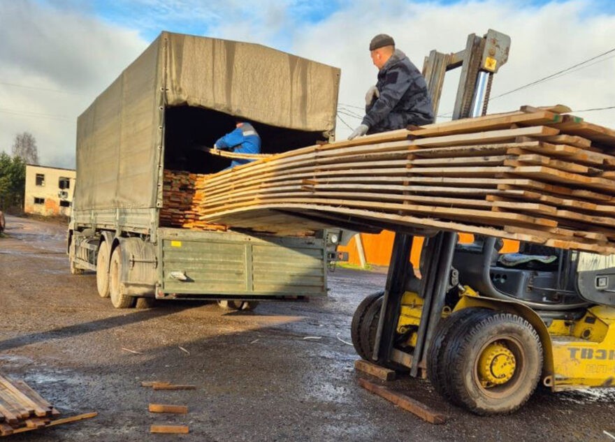Муниципалитеты Верхневолжья направили в зону СВО гуманитарный груз с пиломатериалами