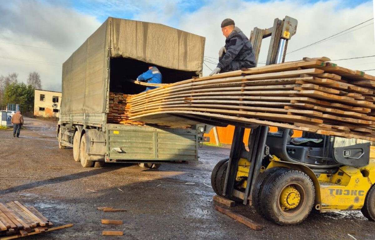 Муниципалитеты Верхневолжья направили в зону СВО гуманитарный груз с пиломатериалами