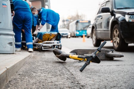 В Тверской области грузовик сбил 60-летнего электросамокатчика