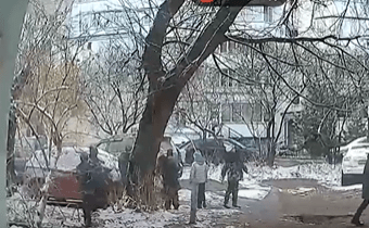 В Твери малолетние вандалы разрисовали и побили припаркованный во дворе автомобиль В Твери малолетние вандалы разрисовали и побили припаркованный во дворе автомобиль