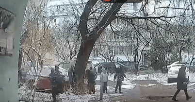 В Твери малолетние вандалы разрисовали и побили припаркованный во дворе автомобиль В Твери малолетние вандалы разрисовали и побили припаркованный во дворе автомобиль