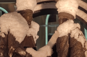 На одном из памятников в Твери теперь "надеты" необычные аксессуары