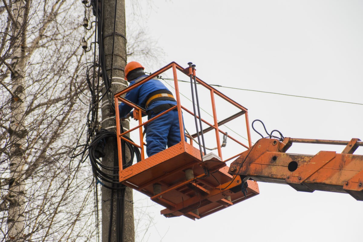 В Тверской области 18 бригад специалистов восстанавливают свет после мощного циклона