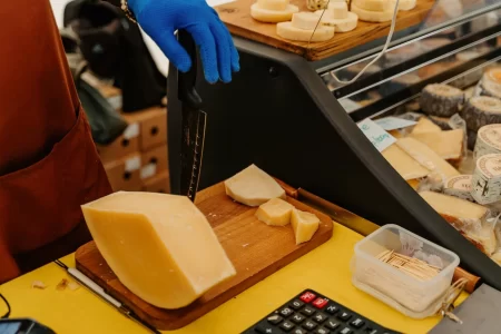 В магазинах резко подскочили цены на твердые и полутвердые сыры В магазинах резко подскочили цены на твердые и полутвердые сыры