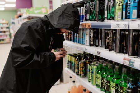 В Твери 52-летний мужчина обокрал магазин В Твери 52-летний мужчина обокрал магазин