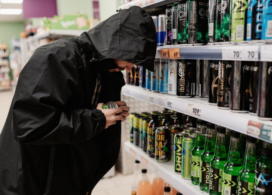 В Твери 52-летний мужчина обокрал магазин