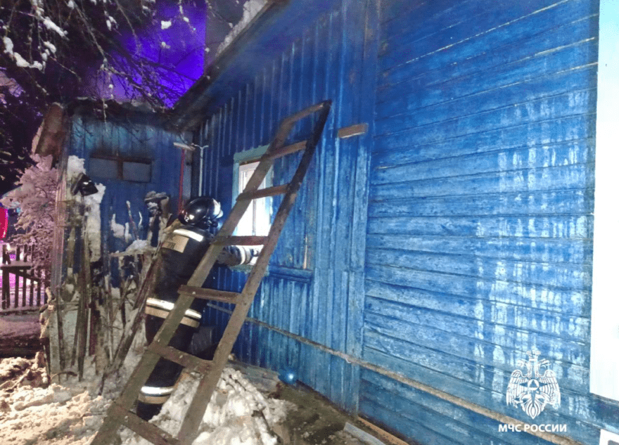 В Тверской области загорелся дом