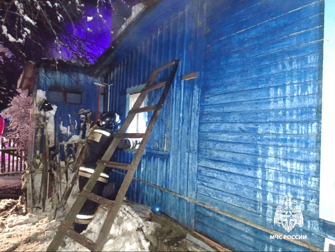 В Тверской области загорелся дом