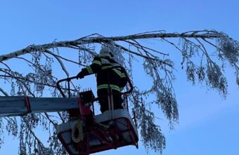 Сотрудники МЧС помогают ликвидировать последствия непогоды в Тверской области
