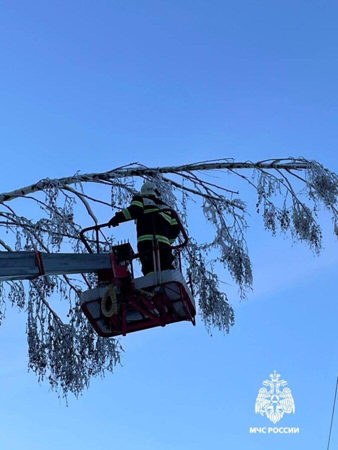 Сотрудники МЧС помогают ликвидировать последствия непогоды в Тверской области