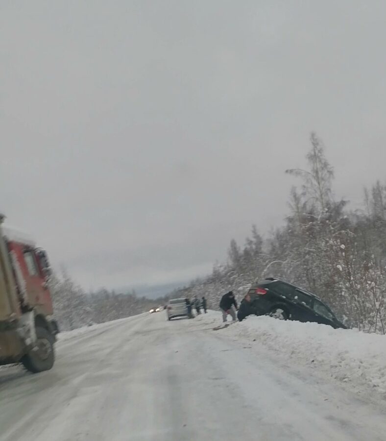 В Тверской области из-за гололедицы автомобиль слетел с дороги