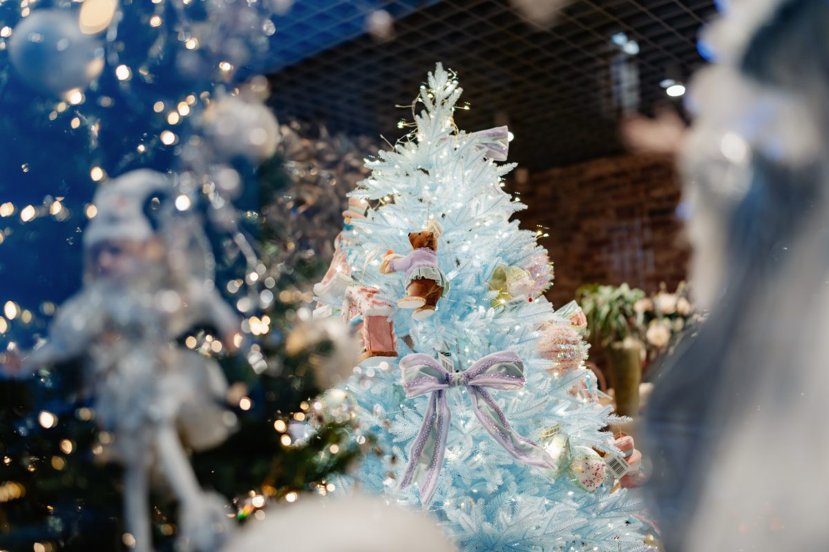 Врач рассказала о серьезной опасности искусственных елок для здоровья