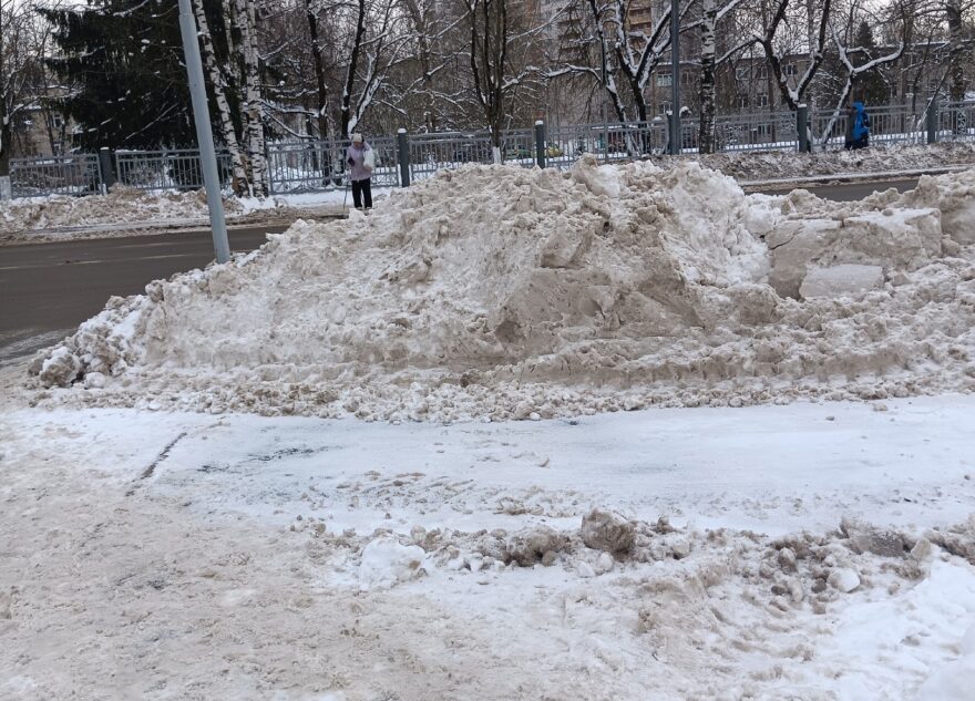 В Тверской области люди не могут перейти дорогу из-за снежной горы В Тверской области люди не могут перейти дорогу из-за снежной горы