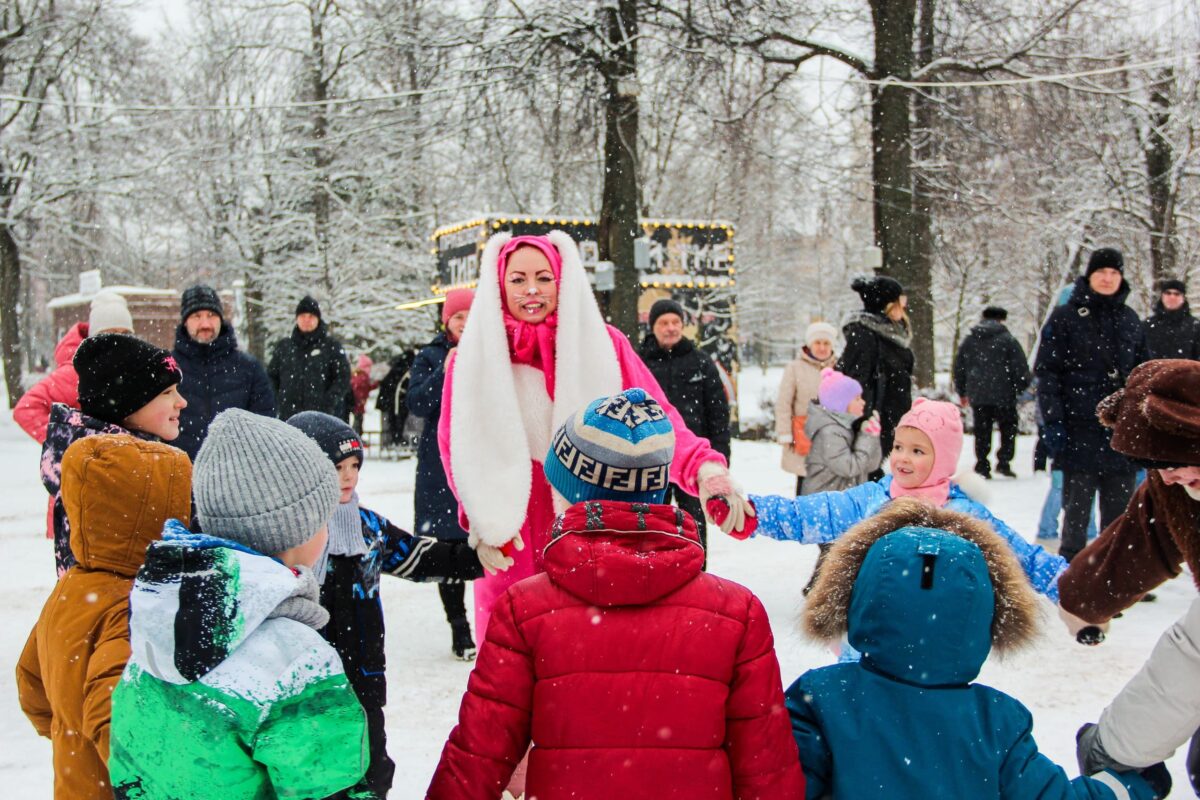Жителей и гостей Твери радует весельем и товарами Рождественская ярмарка