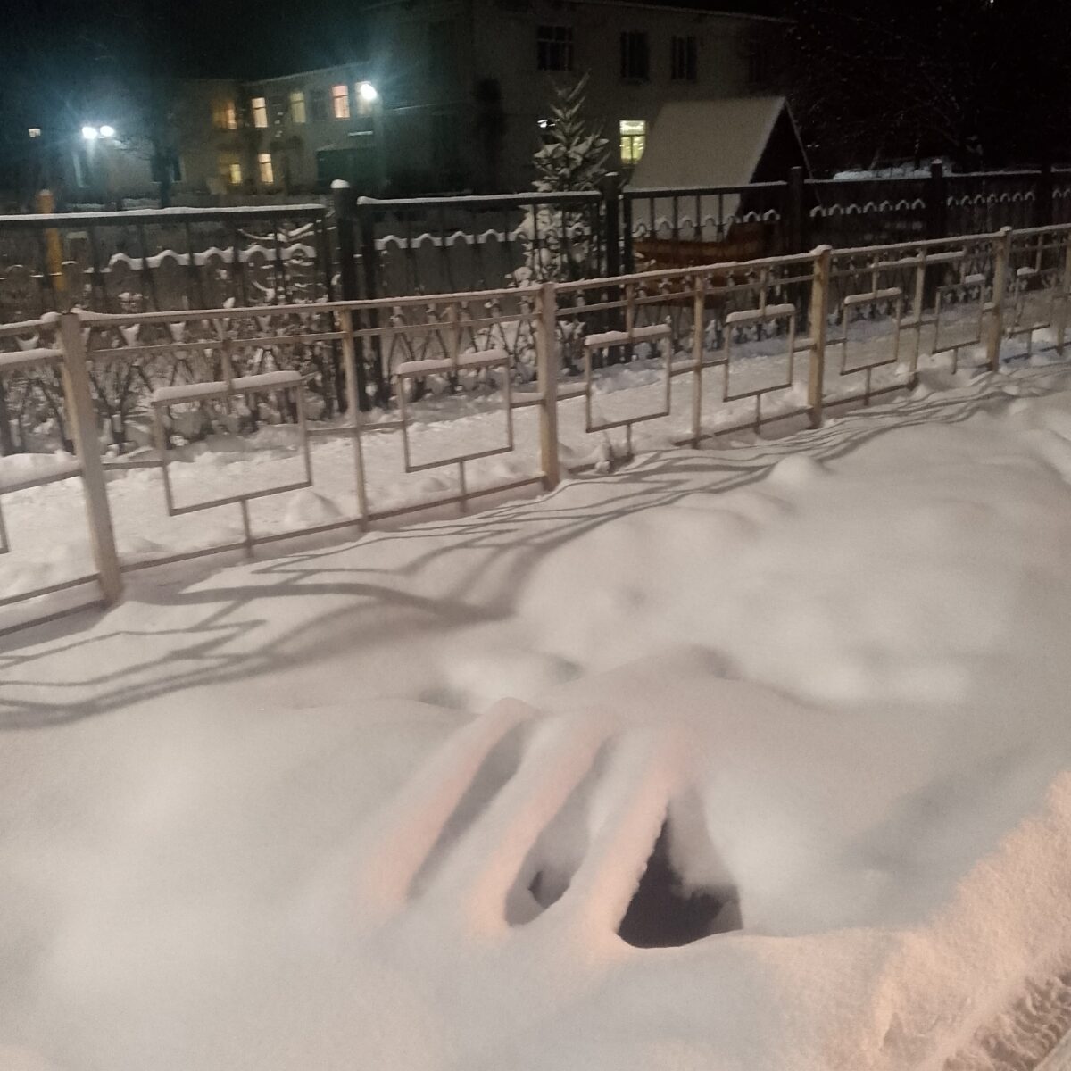 Рядом с детским садом в Тверской области находится опасная яма