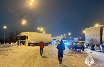 Сотрудники МЧС ликвидируют последствия массовой аварии на трассе М-10 под Тверью