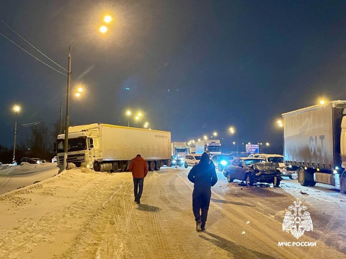 Сотрудники МЧС ликвидируют последствия массовой аварии на трассе М-10 под Тверью