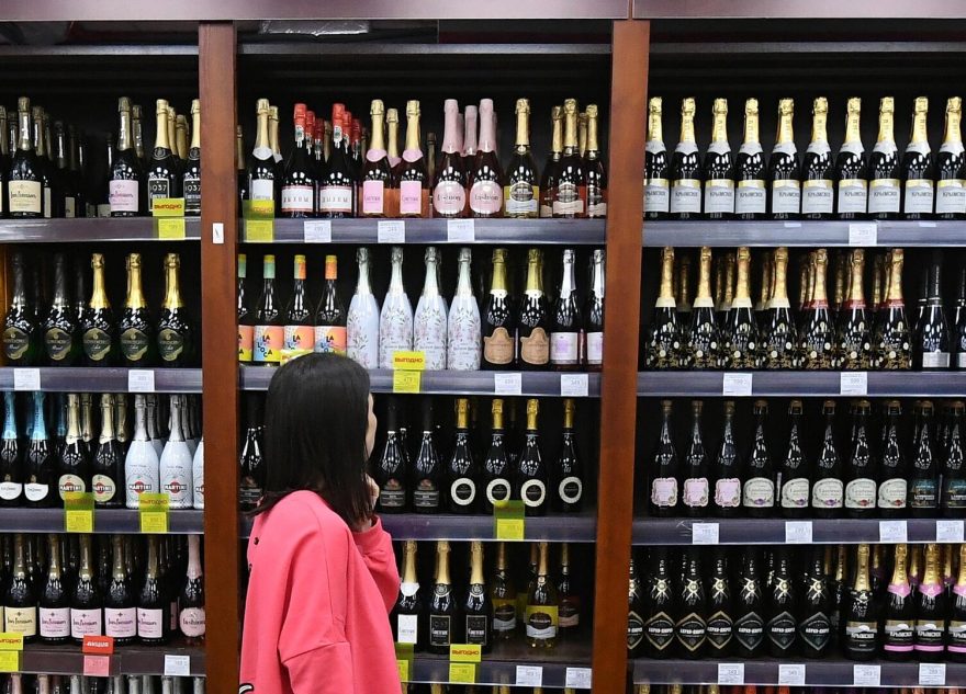 В России могут начать штрафовать за подаренный алкоголь