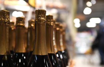 В Твери мужчина украл из магазина дорогое французское шампанское В Твери мужчина украл из магазина дорогое французское шампанское