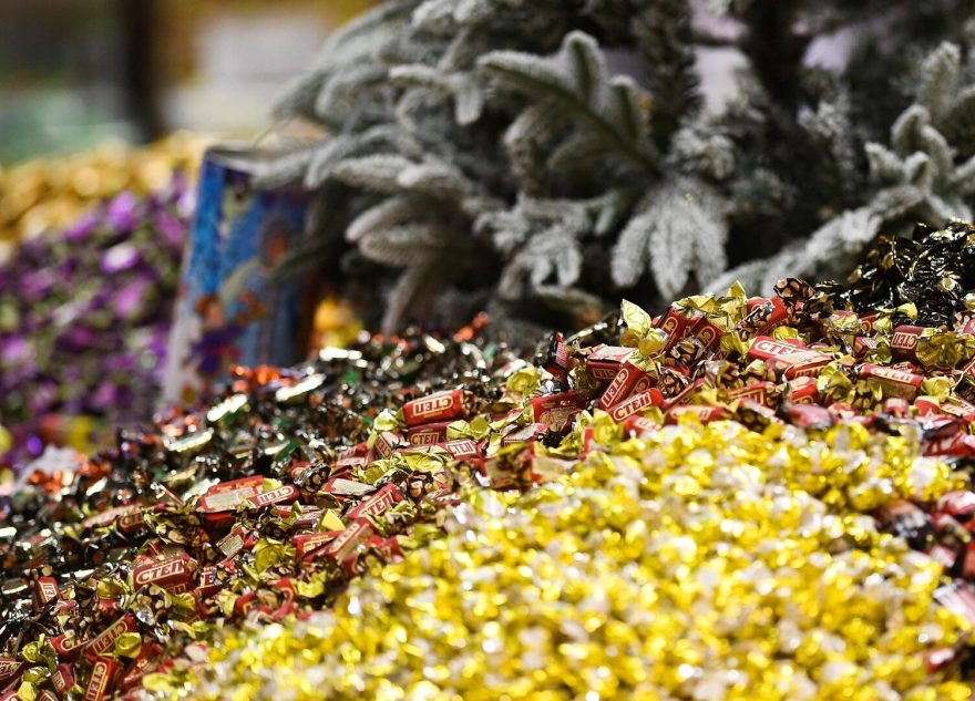 Россиянам рассказали, сколько можно позволить конфет ребенку в Новый год