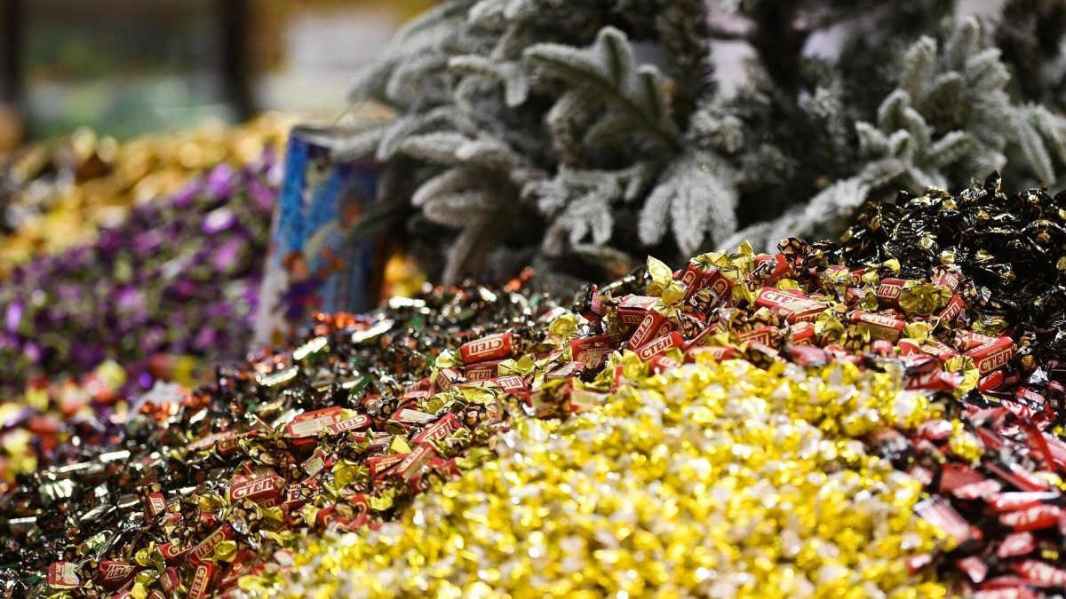 Россиянам рассказали, сколько можно позволить конфет ребенку в Новый год