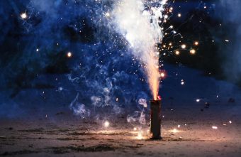 В МЧС Тверской области рассказали, почему стоит отказаться от пиротехники в Новый год В МЧС Тверской области рассказали, почему стоит отказаться от пиротехники в Новый год