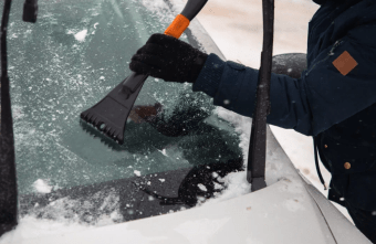 Эксперт рассказала, как избежать трещин на лобовом стекле