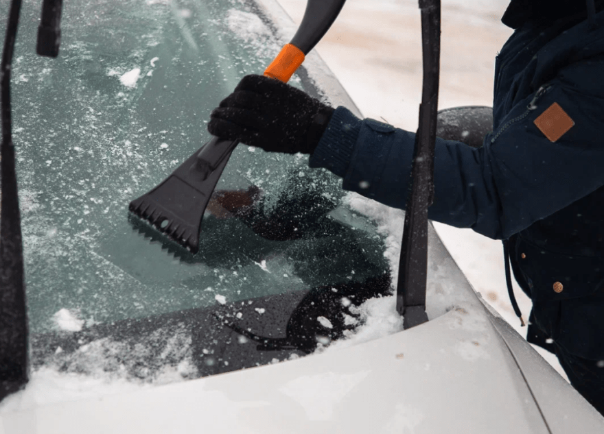 Эксперт рассказала, как избежать трещин на лобовом стекле