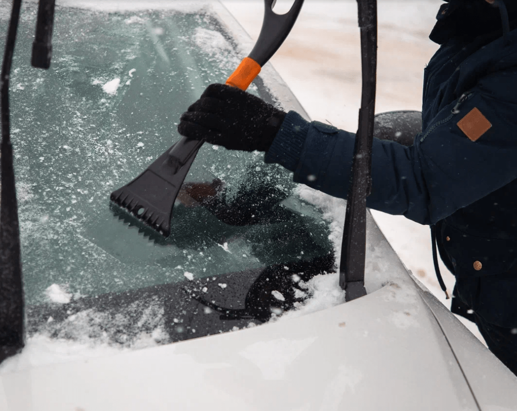 Эксперт рассказала, как избежать трещин на лобовом стекле