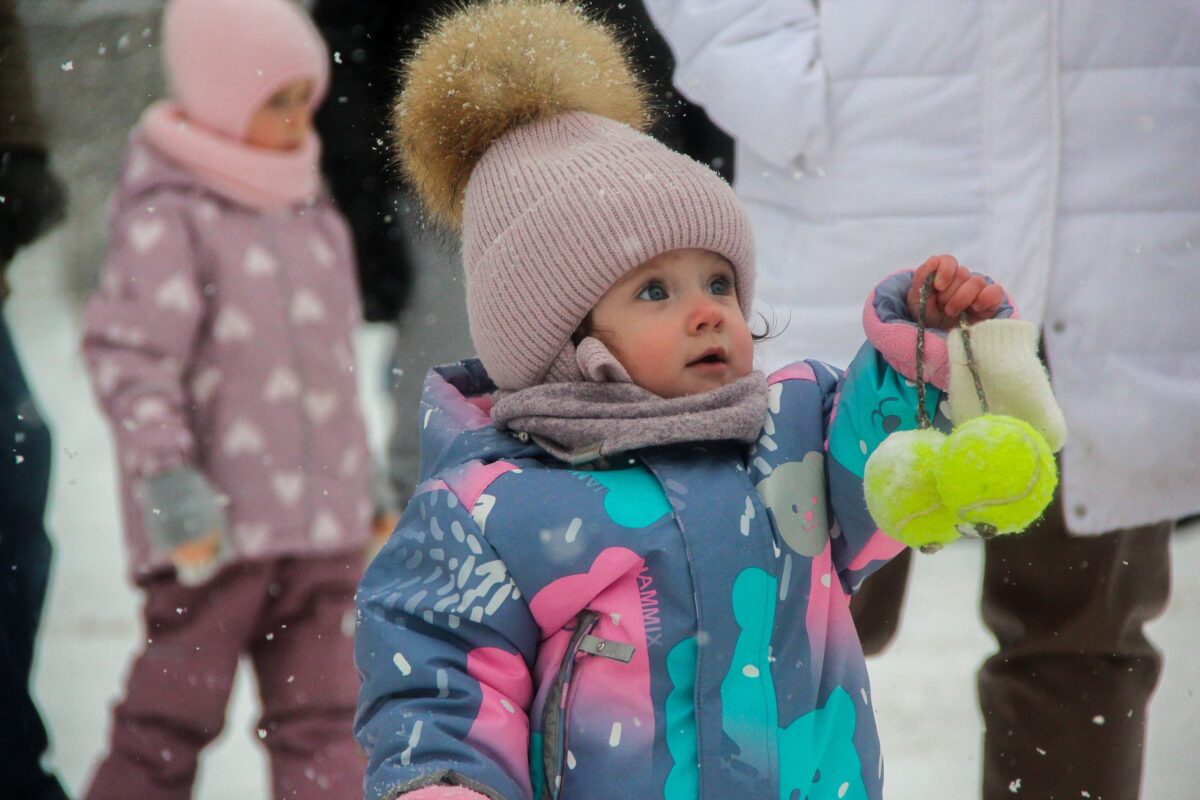 Жителей и гостей Твери радует весельем и товарами Рождественская ярмарка