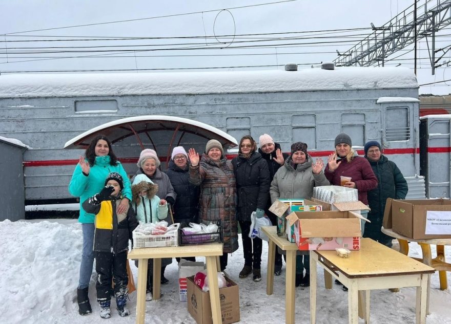 Жительницы Тверской области встречают у поездов раненых бойцов Жительницы Тверской области встречают у поездов раненых бойцов