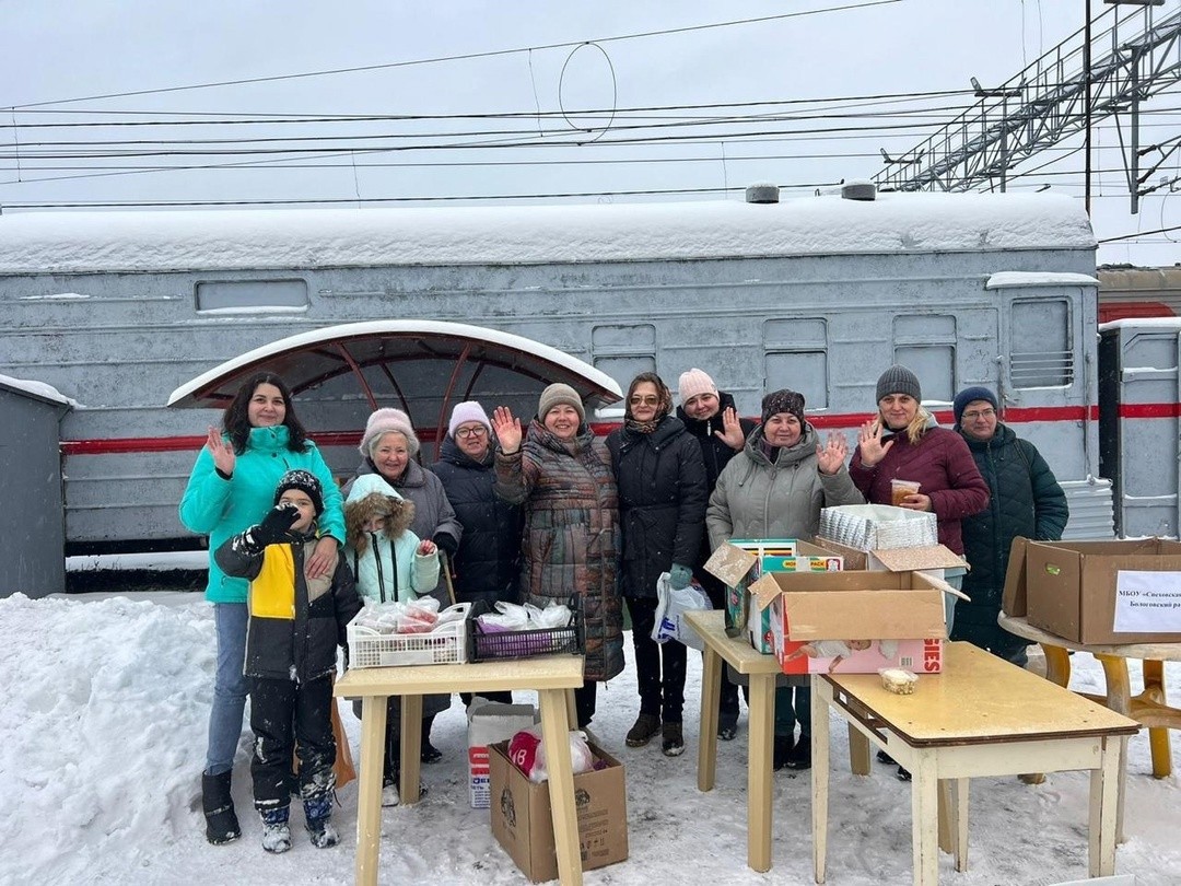 Жительницы Тверской области встречают у поездов раненых бойцов