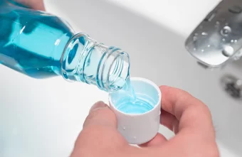 Химик рассказал, чем опасны ополаскиватели для рта