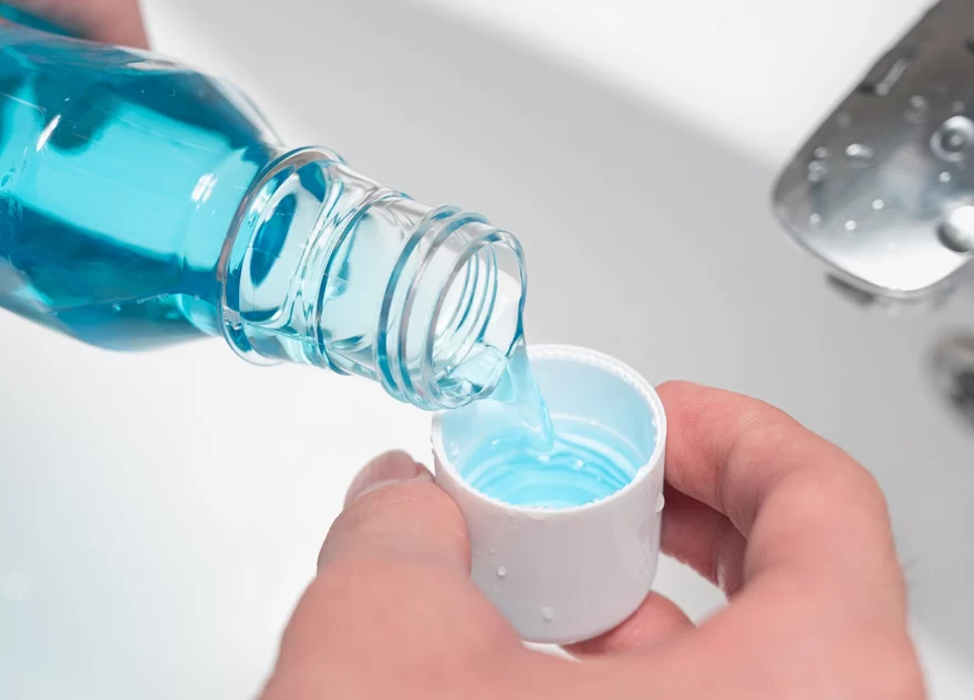 Химик рассказал, чем опасны ополаскиватели для рта