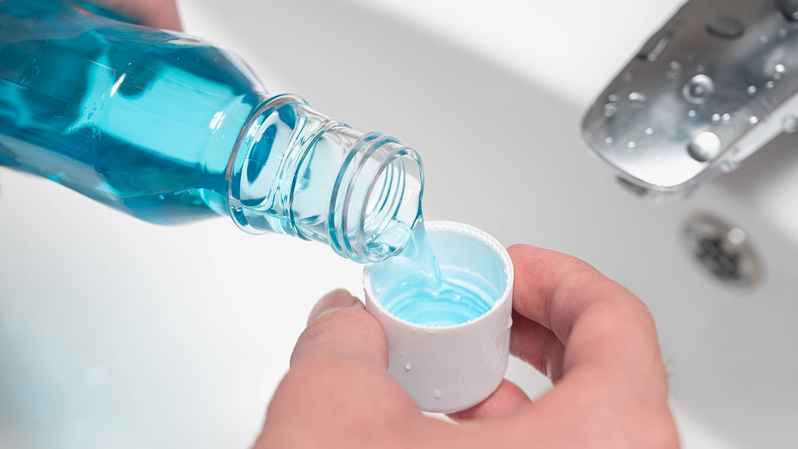 Химик рассказал, чем опасны ополаскиватели для рта