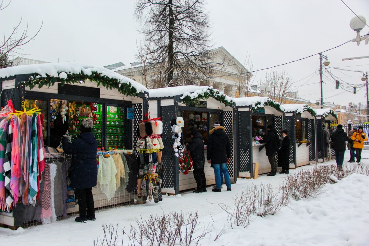 Жителей и гостей Твери радует весельем и товарами Рождественская ярмарка