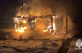 Дачный дом полыхает в Тверской области Дачный дом полыхает в Тверской области