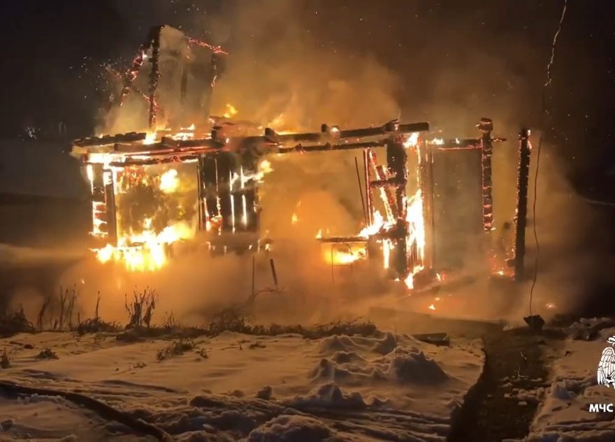 Дачный дом полыхает в Тверской области