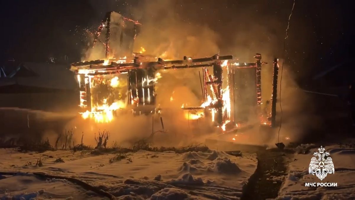 Дачный дом полыхает в Тверской области