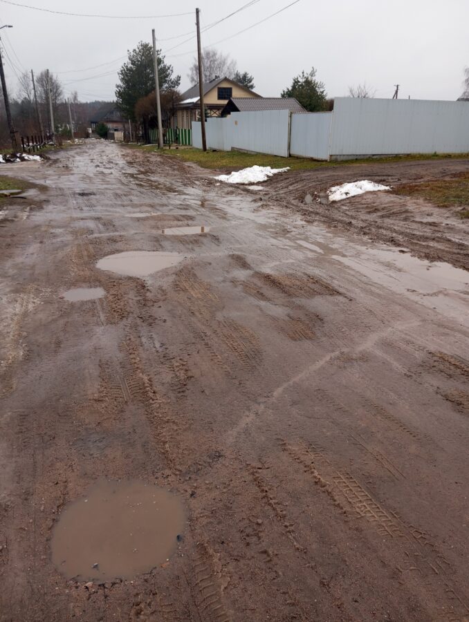 В частном секторе Тверской области водители ломают подвески и рули