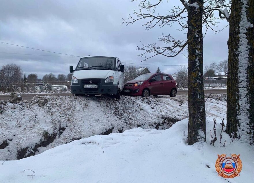 Из-за ошибки водителя микроавтобуса в Тверской области произошло ДТП Из-за ошибки водителя микроавтобуса в Тверской области произошло ДТП