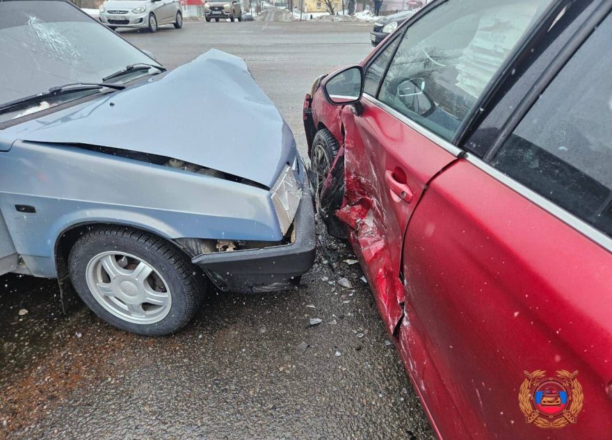 В Тверской области столкнулись два автомобиля