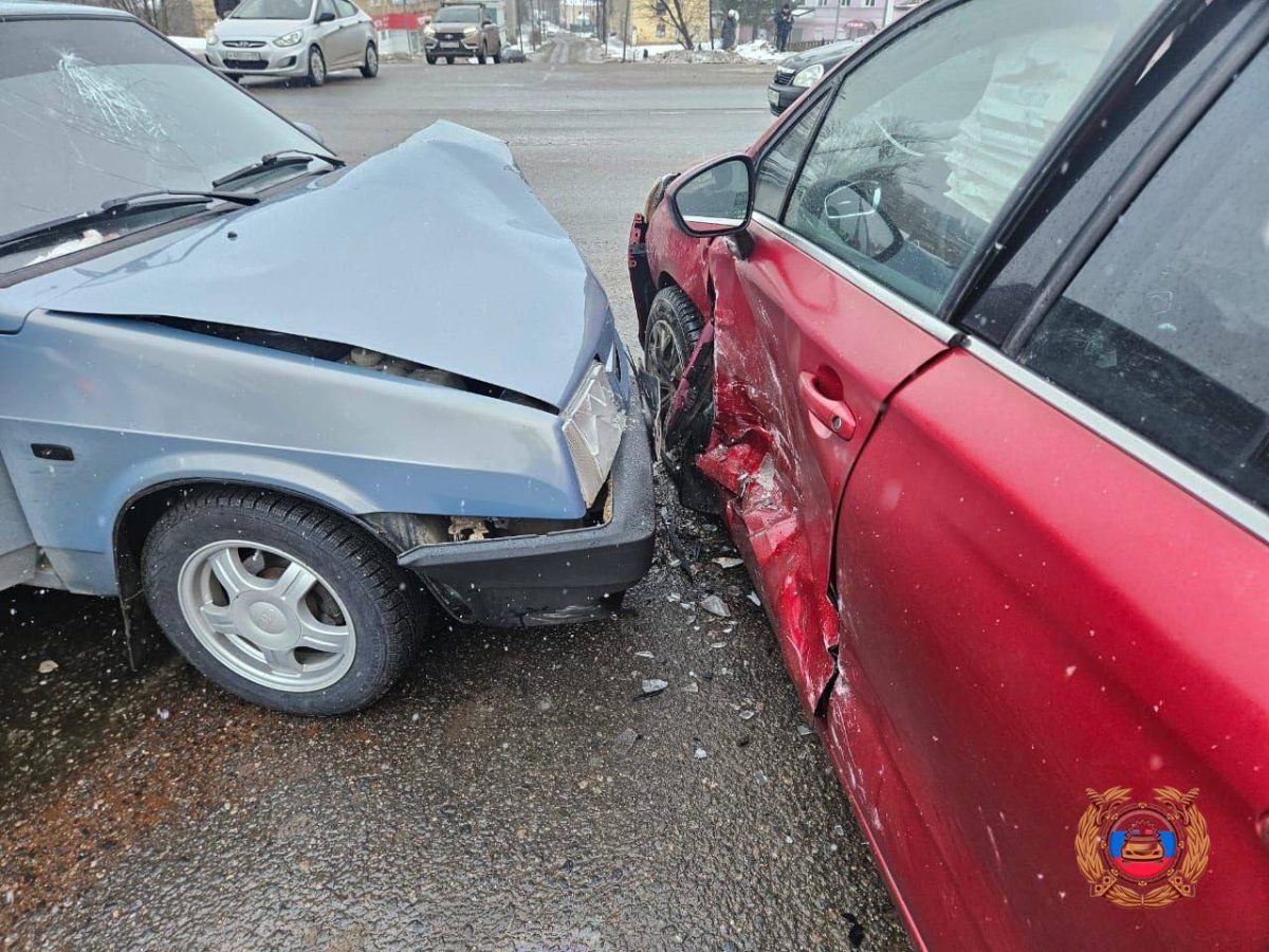 В Тверской области столкнулись два автомобиля