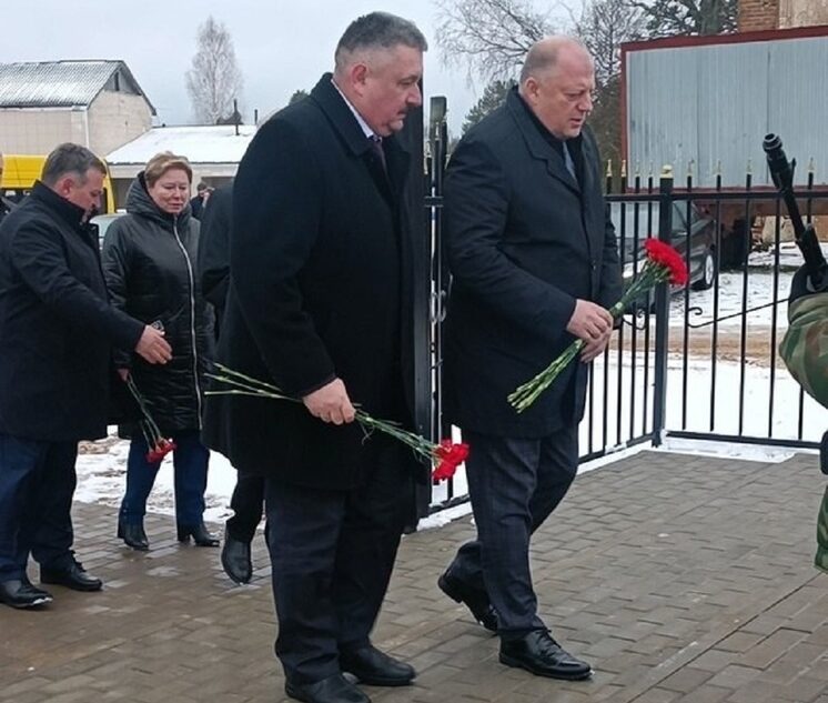 В Андреапольском округе депутаты Заксобрания Тверской области поклонились павшим в годы войны