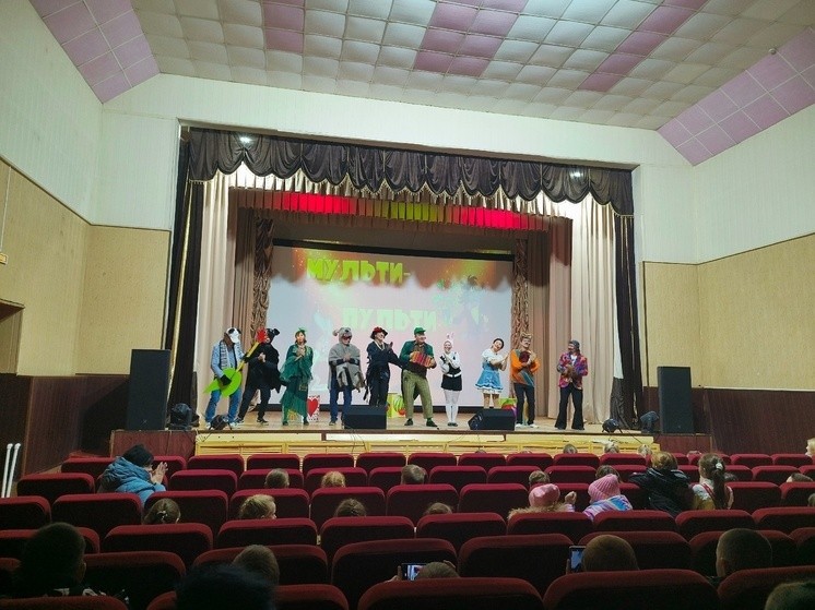 Оленинские дети познакомились с Чебурашкой, Леопольдом и Матроскиным