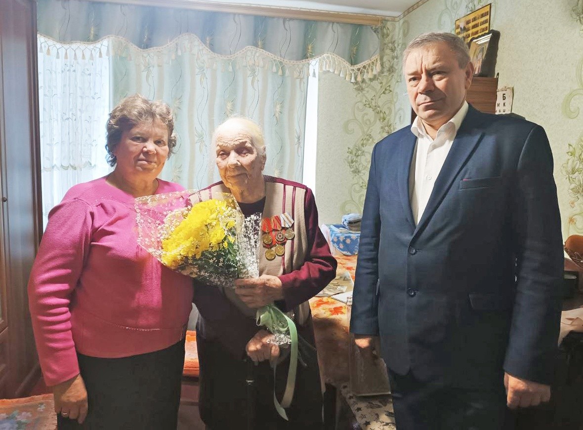 В Калязине поздравили со 100-летием Варвару Бурцеву