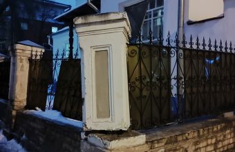 В центре Твери у усадьбы ХIХ века развалился забор В центре Твери у усадьбы ХIХ века развалился забор