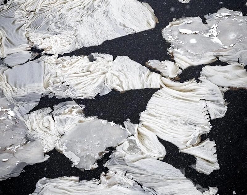 В Тверской области по реке плывут белые простыни