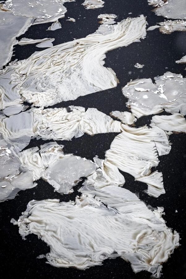 В Тверской области по реке плывут белые простыни В Тверской области по реке плывут белые простыни