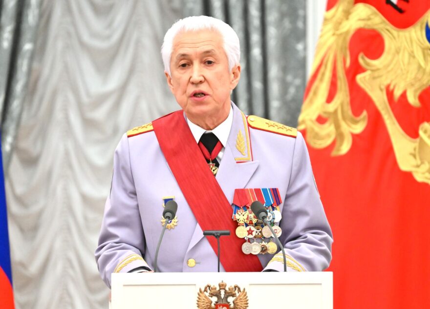 Губернатор Игорь Руденя поздравил депутата Госдумы РФ Владимира Васильева с получением награды